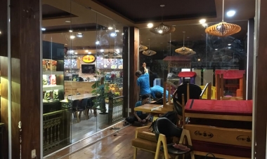 Lắp đặt cửa kính, vách kính cường lực tại Stop Coffe Go Hồng Hà Tân Bình